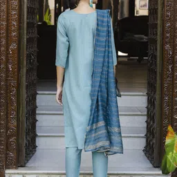 VredeVogel Geometric Embroidered Regular Sequinned Straight Kurta & Trouser With Dupatta image 3
