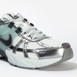 nike V2K Run Low-Top Running Shoes image 5