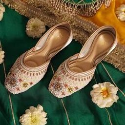 Women Embellished Round-Toe Juttis-image-2