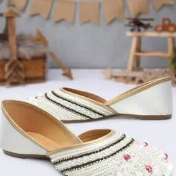 Women Embellished Round-Toe Juttis-image-12