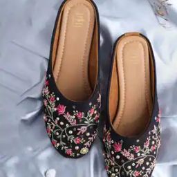 Women Round-Toe Floral Print Juttis-image-16