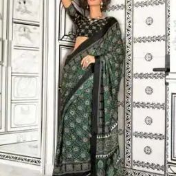 Women Floral Print Saree with Contrast Border-image-49