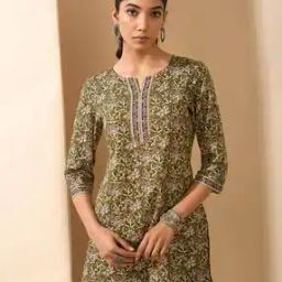 Women Floral Print Round-Neck Tunic-image-2