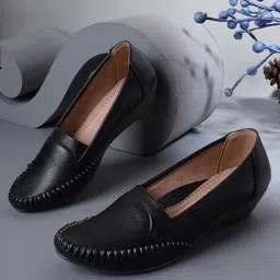 EVERLY Women Black Textured Loafers-33