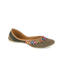 DESI COLOUR Women Black Embellished Ethnic Mojaris Flats-image-63