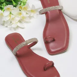 pelle albero Women Maroon One Toe Flats-image-94
