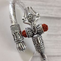 EL REGALO  Silver-Toned Om Kada Rakhi Bracelet With Roli Chawal & Greeting card-image-13