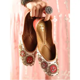 GLAM STORY Pakeezah Zari Embroidered Ivory Punjabi Juttis-picture-19