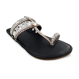 THE MADRAS TRUNK Women Ethnic One toe Kolhapuri Sandals-29