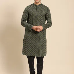 Amodh by Kisah Men Green Geometric Kurta-19