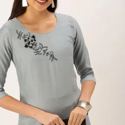 SHOWOFF Women Grey Embroidered Thread Work Kurta-image-3