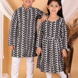 VASTRAMAY Girls Black Printed Pleated Chikankari Pure Cotton Kurta & Leggings-picture-23