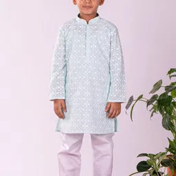 VASTRAMAY Boys Ethnic Motifs Embroidered Straight Chikankari Kurta With Pyjamas-35