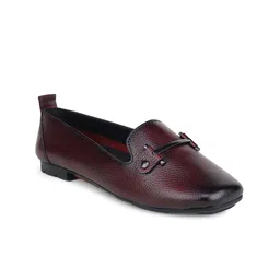Zoom Shoes Women Textured Leather Buckle Detailed Loafers-image-58