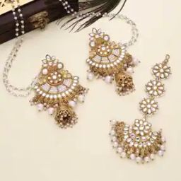 Women Ethnic Mang Tikka With Earrings-33
