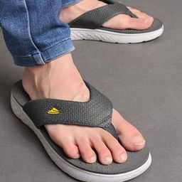 Men Logo Print T-Strap Flip Flops-26