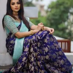 Women Floral Pattern Saree with Contrast Border-image-9