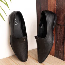 One8 Men Textured Pointed Toe Leather Loafers-8