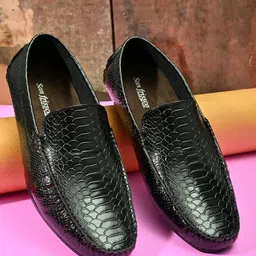 San Frissco Men Textured Lightweight Loafers-image-7