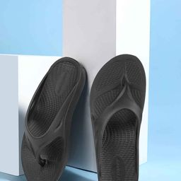 red tape Men Typographic Print Round-Toe T-Strap Flip-Flops image 1
