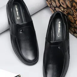 pelle albero Men Black Solid Formal Moccasin Slip-On-image-62