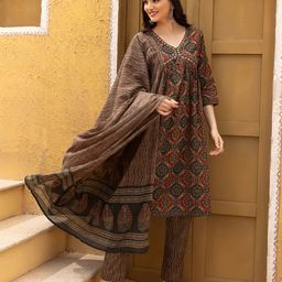 Ishin Floral Printed V-Neck Three-Quarter Sleeves Angrakha Pure Cotton Kurta Set-picture-25