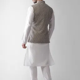 KISAH Men Grey & White Regular Kurta with Pyjamas & Jacket image 3