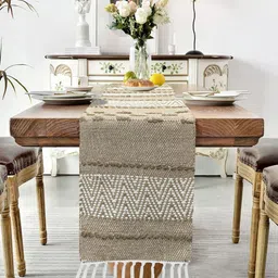 LUXEHOME INTERNATIONAL Beige & White Geometric Table Runner-25