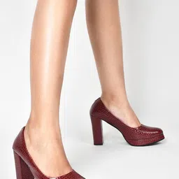 THE WHITE POLE Textured Round Toe Platform Heels image 3