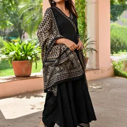 HETVI CREATION Floral Printed A-Line Kurta With Trousers & Dupatta image 5
