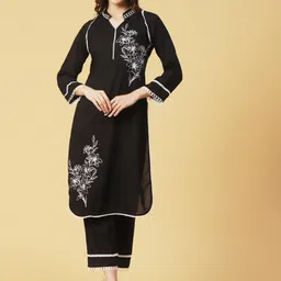 FASHOR Black & White Floral Embroidered Curved Kurta with Trousers-picture-19