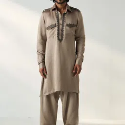 STUDIO BAGECHAA Men Floral Regular Linen Kurta with Salwar-16