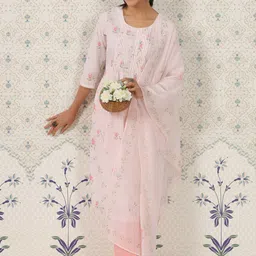 Ode by House of Pataudi Floral Printed Pleated Kurta & Trousers With Dupatta-image-14
