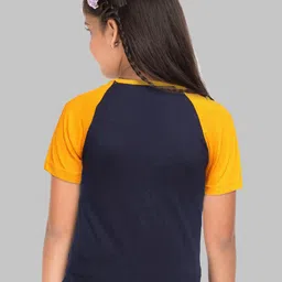 Fleximaa Kids Multicoloured Printed V-Neck Raw Edge Running T-shirt image 3