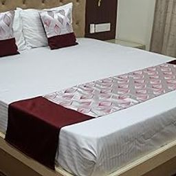 Vissage Elegant Leaf Print Design Double Bed Runner with 2 Cushion Covers, Pink-image-21