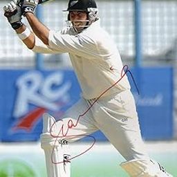 5x7 Inches Original Autographed Photo of New Zealand Cricketer Stephen Fleming-image-85