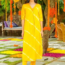 ODETTE Women Leheriya Dyed Regular Kurta with Trousers-picture-18
