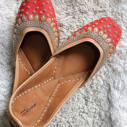 DESI COLOUR Women Red Embellished Leather Ethnic Mojaris Flats-image-98