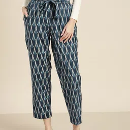 Shae by SASSAFRAS Women Navy Blue & Off-White Ikat Printed Cropped Trousers-image-56