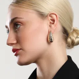SOHI The Medium Shell Teardrop Shaped Studs image 5