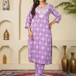 Mehsoos Paisley Printed V-Neck Straight Pure Cotton Kurta With Trouser-picture-39