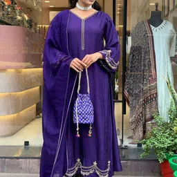 DIVASTRI Geometric Yoke Design V-Neck Thread Work A-Line Kurta With Trousers & Dupatta image 5