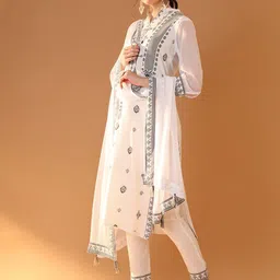 Tulsattva Geometric Printed Regular Straight Kurta & Trouser & Dupatta image 4