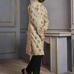 Inddus Men Floral Thread Work Kurta image 2