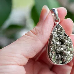 VIBESLE Teardrop Shaped Pendants-4