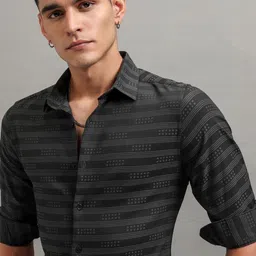 HIGHLANDER Men Cutaway Collar Horizontal Striped Cotton Slim Fit Casual Shirt-image-94