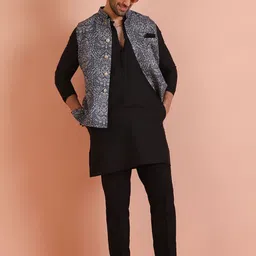 KISAH Ethnic Motifs Printed Mandarin Collar Straight Kurta with Trousers & Jacket-15
