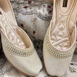 DESI COLOUR Women Embellished Ethnic Mojaris Flats-27