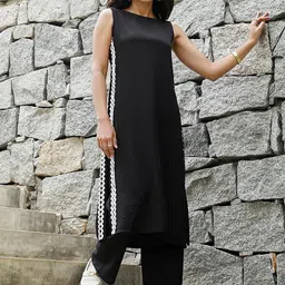 QISSA Colourblocked Sleeveless Straight Kurta with Trousers-image-76