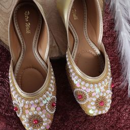 Retro Walk Women Embellished Ethnic Mojaris-32